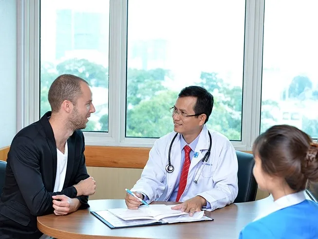 Hình ảnh Việt kiều khám chữa bệnh tại Việt Nam